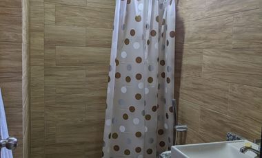 Traversoylindao tu Inmobiliaria en Guayaquil Alquila Excelente Casa Semiamoblada en la Urbanización Costalmar: Sala Comedor.  Cocina. 3 Habitaciones.