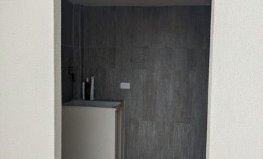 Traversoylindao tu Inmobiliaria en Guayaquil Alquila Excelente Casa Semiamoblada en la Urbanización Costalmar: Sala Comedor.  Cocina. 3 Habitaciones.