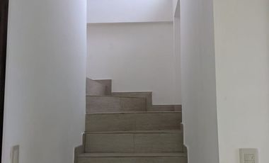 Traversoylindao tu Inmobiliaria en Guayaquil Alquila Excelente Casa Semiamoblada en la Urbanización Costalmar: Sala Comedor.  Cocina. 3 Habitaciones.