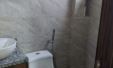 Traversoylindao tu Inmobiliaria en Guayaquil Alquila Excelente Casa Semiamoblada en la Urbanización Costalmar: Sala Comedor.  Cocina. 3 Habitaciones.