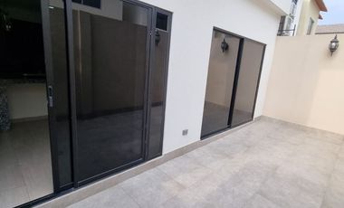 Traversoylindao tu Inmobiliaria en Guayaquil Alquila Excelente Casa Semiamoblada en la Urbanización Costalmar: Sala Comedor.  Cocina. 3 Habitaciones.