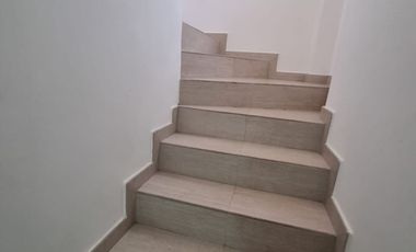 Traversoylindao tu Inmobiliaria en Guayaquil Alquila Excelente Casa Semiamoblada en la Urbanización Costalmar: Sala Comedor.  Cocina. 3 Habitaciones.