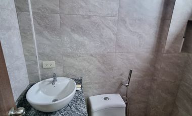 Traversoylindao tu Inmobiliaria en Guayaquil Alquila Excelente Casa Semiamoblada en la Urbanización Costalmar: Sala Comedor.  Cocina. 3 Habitaciones.