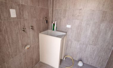 Traversoylindao tu Inmobiliaria en Guayaquil Alquila Excelente Casa Semiamoblada en la Urbanización Costalmar: Sala Comedor.  Cocina. 3 Habitaciones.