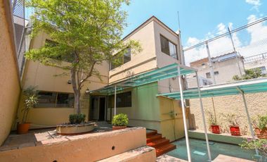 Amplia propiedad en colonia Americana cerca Ave Chapulteoec con dos edificios en una sola