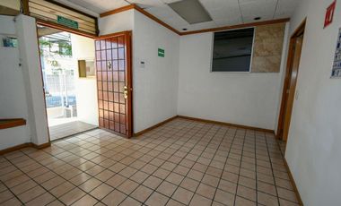Amplia propiedad comercial que pueden ser ofcnas corporativas, gimnasio, notaria, hotel boutique, clinica, hospital, entre otros usos.