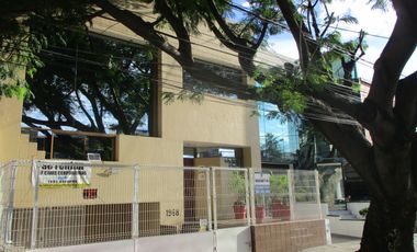 Amplia propiedad comercial que pueden ser ofcnas corporativas, gimnasio, notaria, hotel boutique, clinica, hospital, entre otros usos.