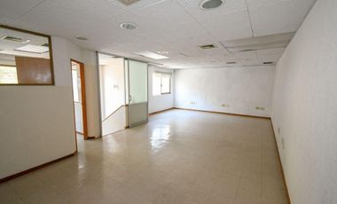 Amplia propiedad comercial que pueden ser ofcnas corporativas, gimnasio, notaria, hotel boutique, clinica, hospital, entre otros usos.