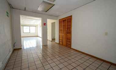 Amplia propiedad comercial que pueden ser ofcnas corporativas, gimnasio, notaria, hotel boutique, clinica, hospital, entre otros usos.