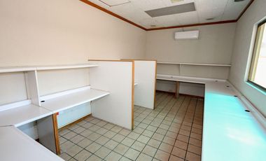 Amplia propiedad comercial que pueden ser ofcnas corporativas, gimnasio, notaria, hotel boutique, clinica, hospital, entre otros usos.