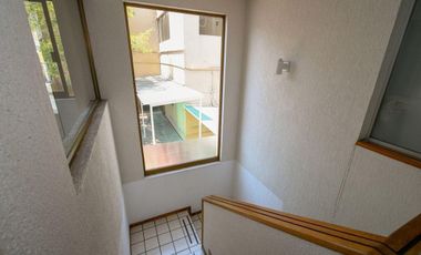 Amplia propiedad comercial que pueden ser ofcnas corporativas, gimnasio, notaria, hotel boutique, clinica, hospital, entre otros usos.