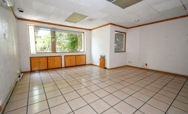 Amplia propiedad comercial que pueden ser ofcnas corporativas, gimnasio, notaria, hotel boutique, clinica, hospital, entre otros usos.