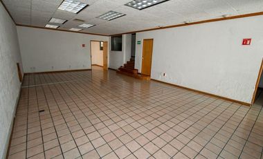 Amplia propiedad comercial que pueden ser ofcnas corporativas, gimnasio, notaria, hotel boutique, clinica, hospital, entre otros usos.