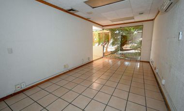 Amplia propiedad comercial que pueden ser ofcnas corporativas, gimnasio, notaria, hotel boutique, clinica, hospital, entre otros usos.
