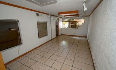 Amplia propiedad comercial que pueden ser ofcnas corporativas, gimnasio, notaria, hotel boutique, clinica, hospital, entre otros usos.