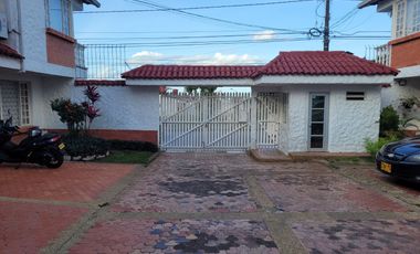 VENDO CASA DE 2 NIVELES EN VILLAVICENCIO EN CONJUNTO DE 8 CASAS BARRIO PANORAMA CERCA AL COMANDO DE POLICIA