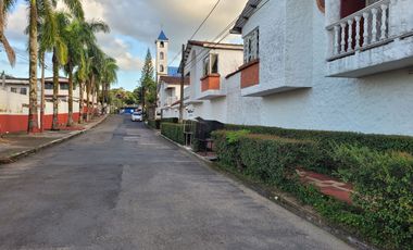 VENDO CASA DE 2 NIVELES EN VILLAVICENCIO EN CONJUNTO DE 8 CASAS BARRIO PANORAMA CERCA AL COMANDO DE POLICIA