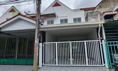 ฟรีทุกค่าใช้จ่าย อยู่ใกล้รถไฟฟ้าและเซ็นทรัลเวสต์เกทเพียง 5 นาที ขายทาวน์เฮ้าส์ 2 ชั้นรีโนเวทใหม่สวยมาก หมู่บ้านรัตนาวดี 19.6 ตร.วา