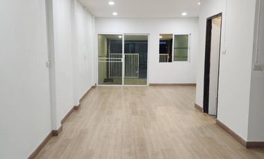 ฟรีทุกค่าใช้จ่าย อยู่ใกล้รถไฟฟ้าและเซ็นทรัลเวสต์เกทเพียง 5 นาที ขายทาวน์เฮ้าส์ 2 ชั้นรีโนเวทใหม่สวยมาก หมู่บ้านรัตนาวดี 19.6 ตร.วา