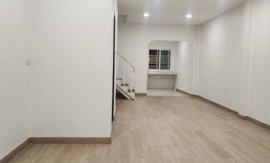 ฟรีทุกค่าใช้จ่าย อยู่ใกล้รถไฟฟ้าและเซ็นทรัลเวสต์เกทเพียง 5 นาที ขายทาวน์เฮ้าส์ 2 ชั้นรีโนเวทใหม่สวยมาก หมู่บ้านรัตนาวดี 19.6 ตร.วา
