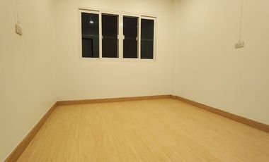 ฟรีทุกค่าใช้จ่าย อยู่ใกล้รถไฟฟ้าและเซ็นทรัลเวสต์เกทเพียง 5 นาที ขายทาวน์เฮ้าส์ 2 ชั้นรีโนเวทใหม่สวยมาก หมู่บ้านรัตนาวดี 19.6 ตร.วา