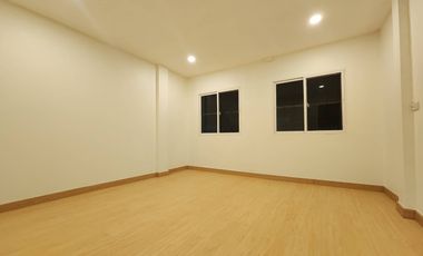 ฟรีทุกค่าใช้จ่าย อยู่ใกล้รถไฟฟ้าและเซ็นทรัลเวสต์เกทเพียง 5 นาที ขายทาวน์เฮ้าส์ 2 ชั้นรีโนเวทใหม่สวยมาก หมู่บ้านรัตนาวดี 19.6 ตร.วา