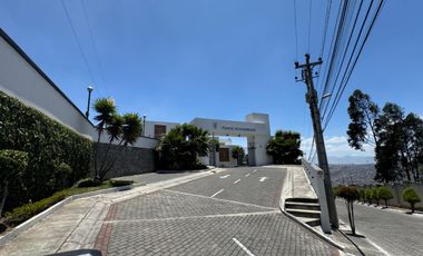 VENTA CASA LINDA SECTOR CARCELEN EXCEPCIONAL VISTA, COMODIDAD Y SEGURIDAD