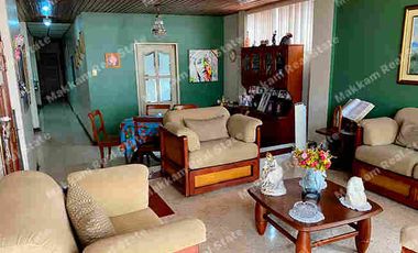 Edificio con 4 departamentos ubicado en Av. San Jorge, Nueva Kennedy.  av principal de mucho tránsito vehicular y de personas. ideal para inversionistas que desean alquilar o invertir en centro médico, clínicas, mueblería, tiendas departamentales. oficinas múltiples.