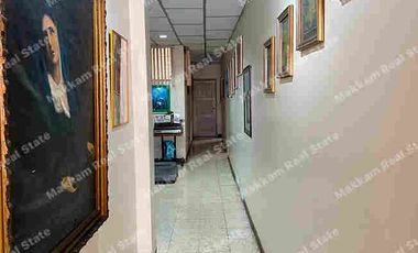 Edificio con 4 departamentos ubicado en Av. San Jorge, Nueva Kennedy.  av principal de mucho tránsito vehicular y de personas. ideal para inversionistas que desean alquilar o invertir en centro médico, clínicas, mueblería, tiendas departamentales. oficinas múltiples.