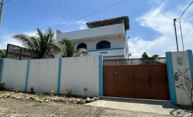Punta Blanca: Amplia casa en venta de 2 pisos, terraza y 3 dormitorios.