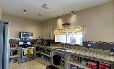 Punta Blanca: Amplia casa en venta de 2 pisos, terraza y 3 dormitorios.
