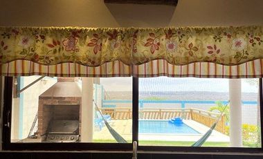 Punta Blanca: Amplia casa en venta de 2 pisos, terraza y 3 dormitorios.