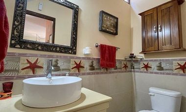 Punta Blanca: Amplia casa en venta de 2 pisos, terraza y 3 dormitorios.