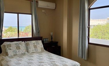 Punta Blanca: Amplia casa en venta de 2 pisos, terraza y 3 dormitorios.