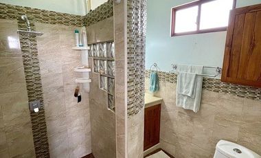Punta Blanca: Amplia casa en venta de 2 pisos, terraza y 3 dormitorios.
