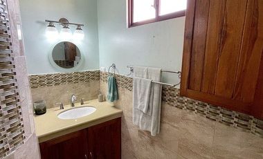 Punta Blanca: Amplia casa en venta de 2 pisos, terraza y 3 dormitorios.