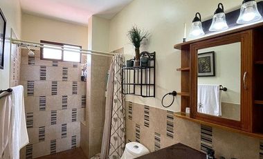 Punta Blanca: Amplia casa en venta de 2 pisos, terraza y 3 dormitorios.