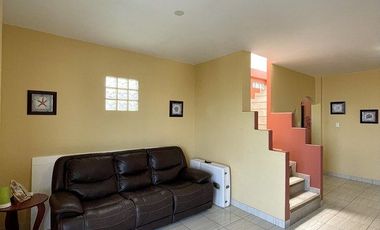 Punta Blanca: Amplia casa en venta de 2 pisos, terraza y 3 dormitorios.