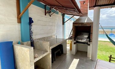 Punta Blanca: Amplia casa en venta de 2 pisos, terraza y 3 dormitorios.