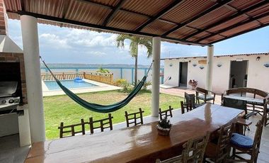 Punta Blanca: Amplia casa en venta de 2 pisos, terraza y 3 dormitorios.