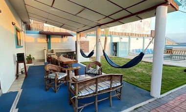 Punta Blanca: Amplia casa en venta de 2 pisos, terraza y 3 dormitorios.