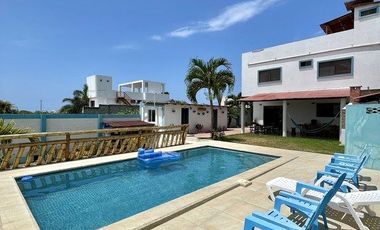 Punta Blanca: Amplia casa en venta de 2 pisos, terraza y 3 dormitorios.