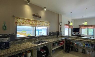Punta Blanca: Amplia casa en venta de 2 pisos, terraza y 3 dormitorios.