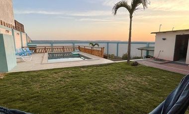 Punta Blanca: Amplia casa en venta de 2 pisos, terraza y 3 dormitorios.