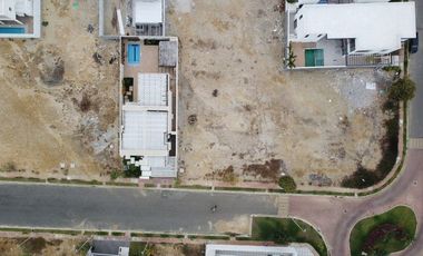 Urbanización Marenostro, se vende amplio terreno de 432 m2