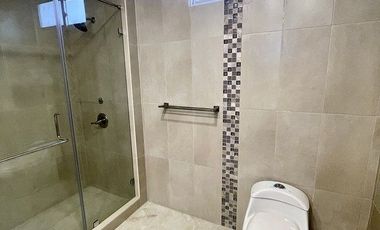 Ballenita, amplio departamento moderno, amoblado y con piscina.