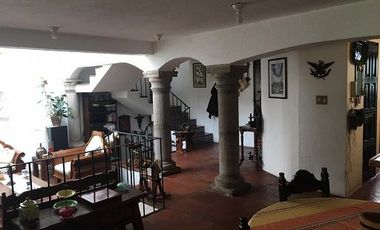 CASA ESTILO COLONIAL EN CALZADA DE LAS AGUILAS EN LOMAS DE AXOMIATLA.