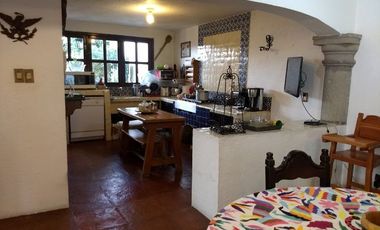 CASA ESTILO COLONIAL EN CALZADA DE LAS AGUILAS EN LOMAS DE AXOMIATLA.