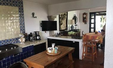CASA ESTILO COLONIAL EN CALZADA DE LAS AGUILAS EN LOMAS DE AXOMIATLA.