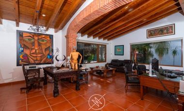 Casa de lujo en Venta en Jurica con amplio jardín y canchas deportivas